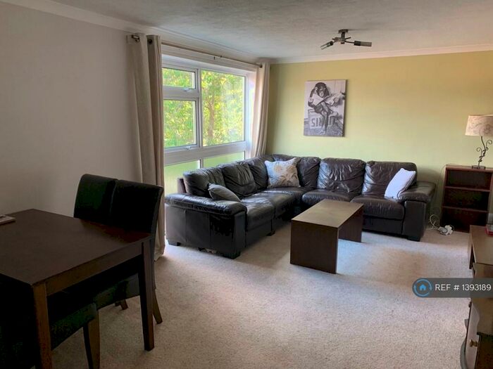 2 Bedroom Flat To Rent In Randolph Close, Leamington Spa, CV31