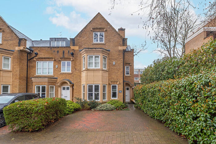 5 Bedroom End Of Terrace House For Sale In Upper Teddington Road, Hampton Wick, KT1