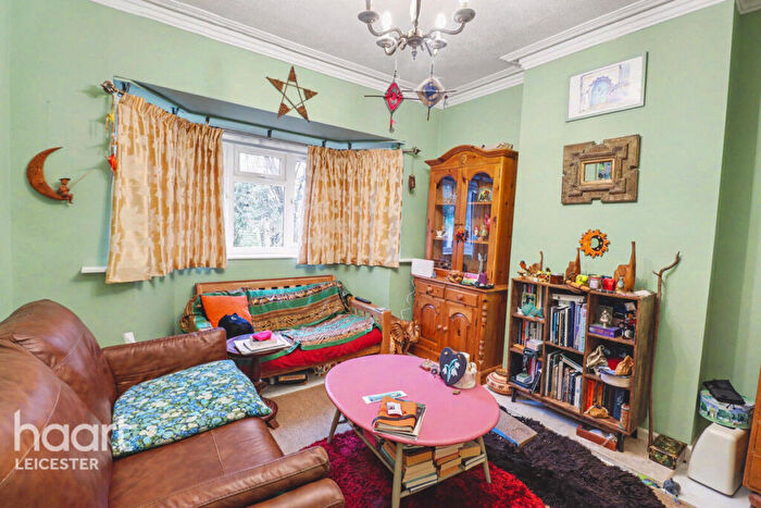 2 Bedroom End Of Terrace House For Sale In Park Avenue, Leicester, LE2