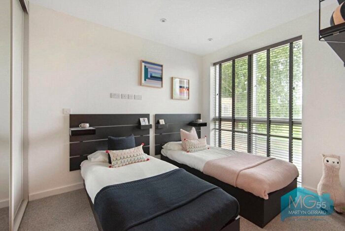 3 Bedroom Terraced House For Sale In Oak Grove, London, N10