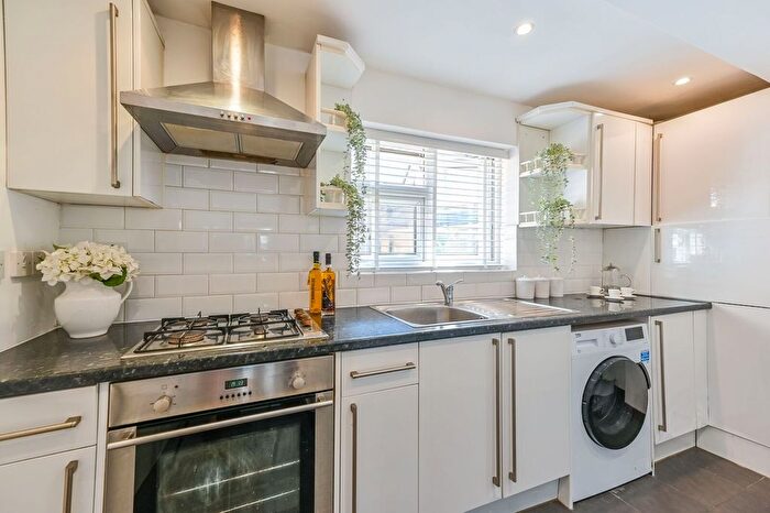2 Bedroom Maisonette For Sale In Boleyn Road, Stoke Newington, London, N16