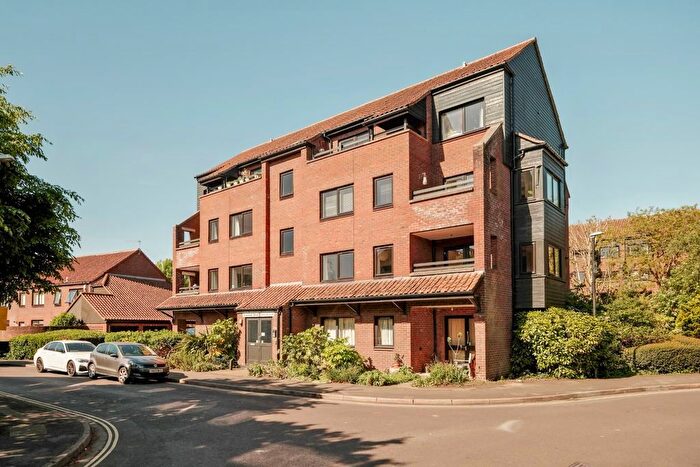 2 Bedroom Flat For Sale In Rownham Mead, Bristol, BS8