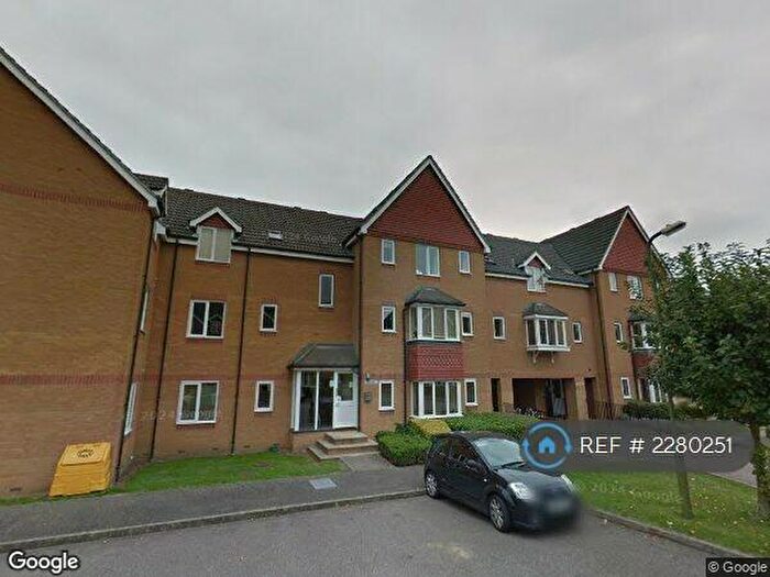 2 Bedroom Flat To Rent In Redoubt Close, Hitchin, SG4