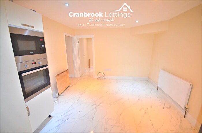 2 Bedroom Flat To Rent In Gantshill Crescent, Ilford, IG2