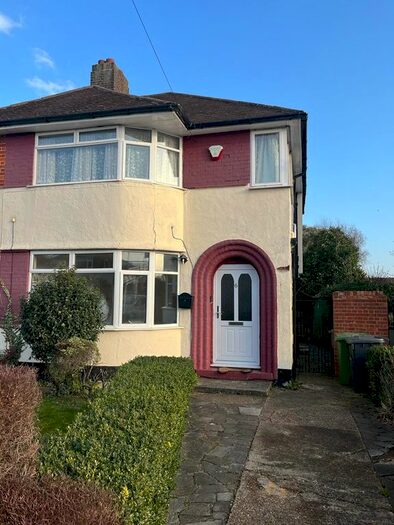 3 Bedroom Semi-Detached House To Rent In Felstead Way, Luton, LU2
