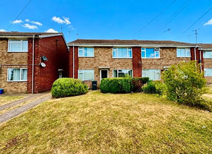 2 Bedroom Maisonette For Sale In Canterbury Close, Luton, LU3