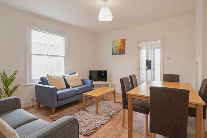3 Bedroom Flat To Rent In Balham Hill, London, SW12