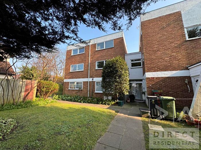 2 Bedroom Maisonette To Rent In East Street, Epsom, KT17