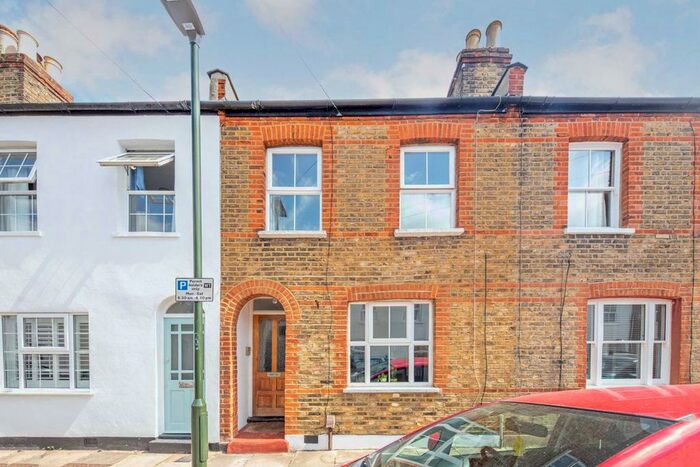 2 Bedroom Flat To Rent In Warwick Road, Twickenham, TW2