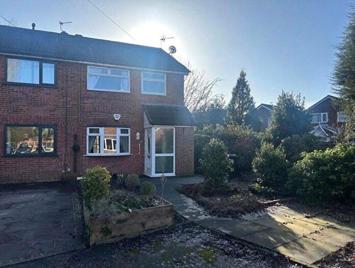 3 Bedroom Semi Detached House For Sale In Hillingdon Close, Hollinwood, Oldham, OL8