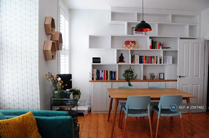 3 Bedroom Flat To Rent In Radford Road, London, SE13