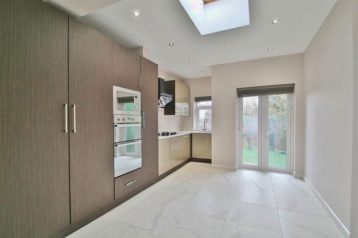 3 Bedroom Maisonette To Rent In Great West Road, Isleworth, TW7