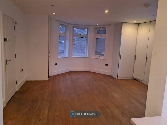 Studio To Rent In Archway Mews, London, SW15