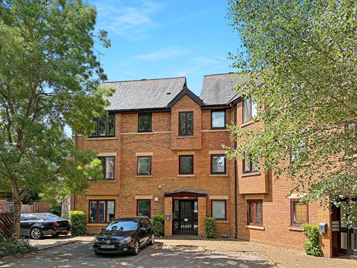 3 Bedroom Flat To Rent In Swan Court Paradise Street, Oxford, OX1