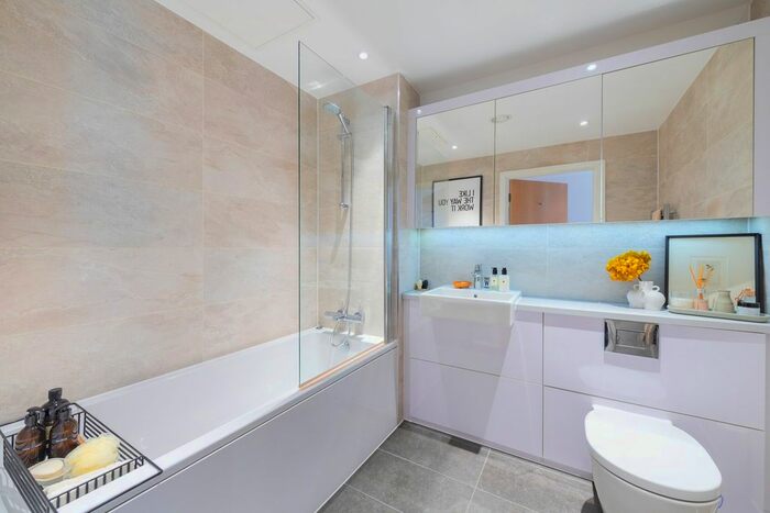 2 Bedroom Flat For Sale In Goldhawk Road, Shepherd's Bush, London, W12