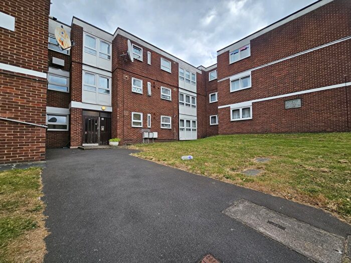 2 Bedroom Flat To Rent In Thornhill Gardens, Barking, Essex, IG11