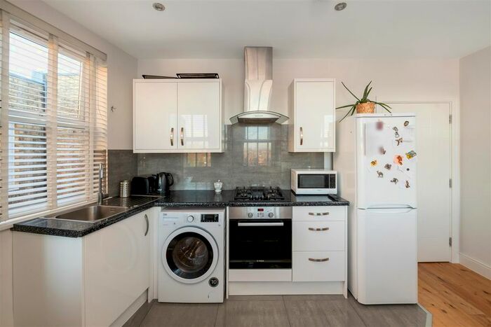 1 Bedroom Flat For Sale In Lumley Road, Horley, RH6