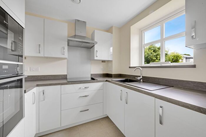 2 Bedroom Flat To Rent In Pinewood Gardens, Southborough, Tunbridge Wells, TN4