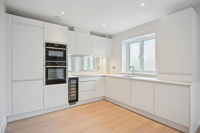 1 Bedroom Flat For Sale In Packhorse Road, Gerrards Cross, Buckinghamshire, SL9