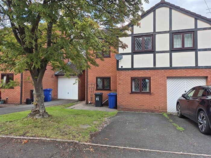 3 Bedroom Semi Detached House To Rent In Sandyacre Way, Stourbridge, DY8