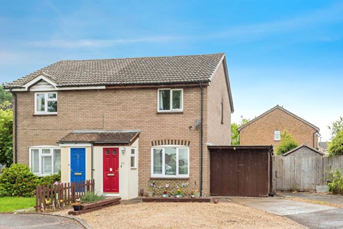3 Bedroom Semi-Detached House For Sale In Bracken Close, Carterton, OX18