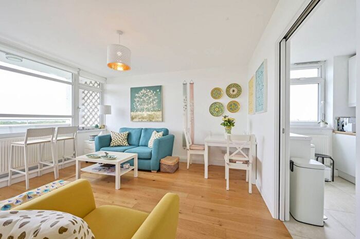 2 Bedroom Flat To Rent In Wimbledon Park Side, Southfields, London, SW19