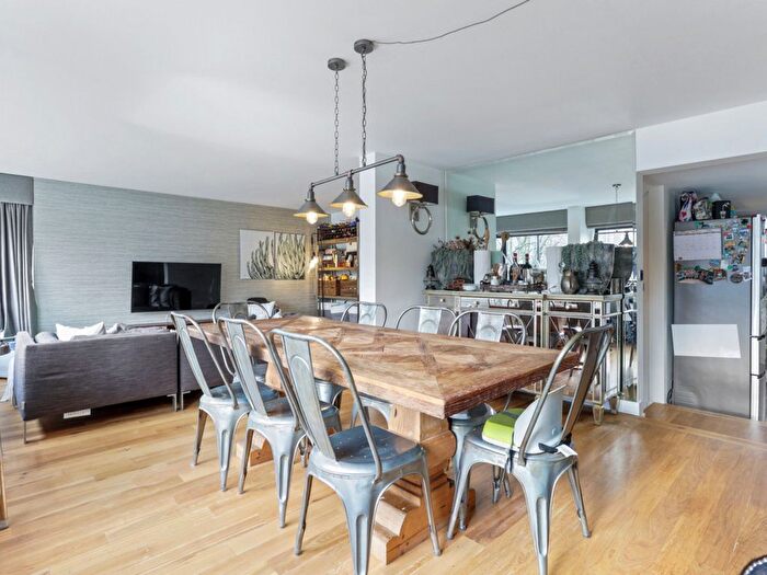2 Bedroom Flat For Sale In Grosvenor Road, London, SW1V