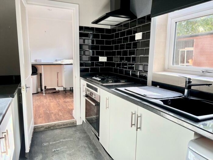 4 Bedroom Semi-Detached House To Rent In City Road, Beeston, NG9