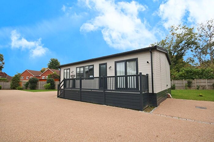 2 Bedroom Mobile/park Home For Sale In Chertsey Lane, Staines-Upon-Thames, TW18