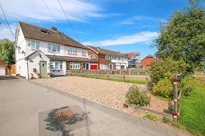 3 Bedroom Semi-Detached House For Sale In Southend Road, Billericay, CM11