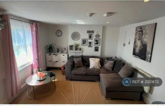 2 Bedroom Flat To Rent In Cricklade Road, Highworth, Swindon, SN6