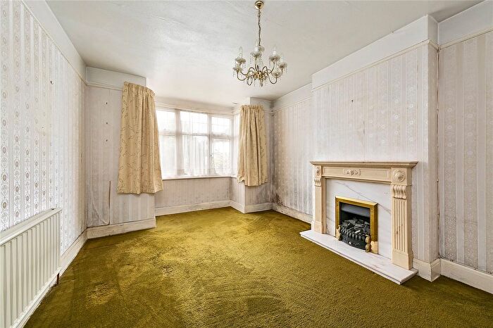 2 Bedroom Flat For Sale In Chestnut Avenue, Hampton, TW12