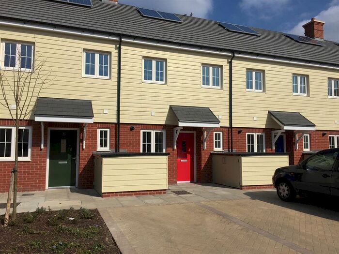 2 Bedroom Terraced House To Rent In Oakcroft, Slough, SL2