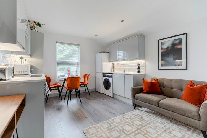 2 Bedroom Flat To Rent In Shrubbery Road, London, SW16
