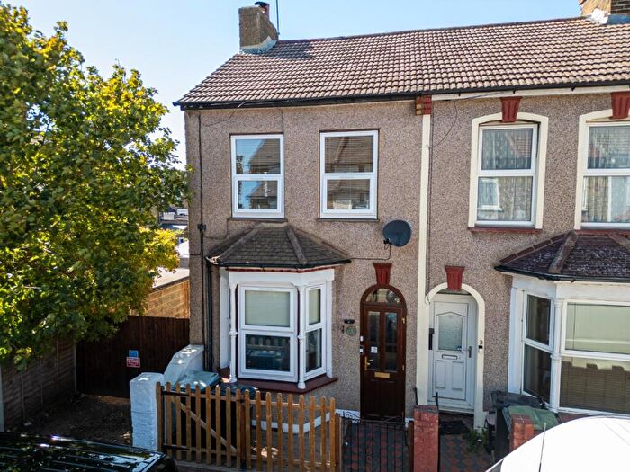 2 Bedroom End Of Terrace House For Sale In Stanbrook Road, Gravesend, DA11