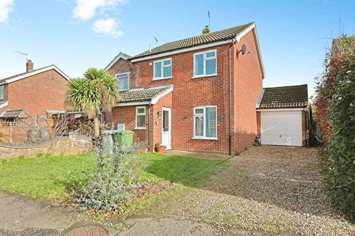 3 Bedroom Semi-Detached House For Sale In Nursery Close, Acle, Norwich, NR13