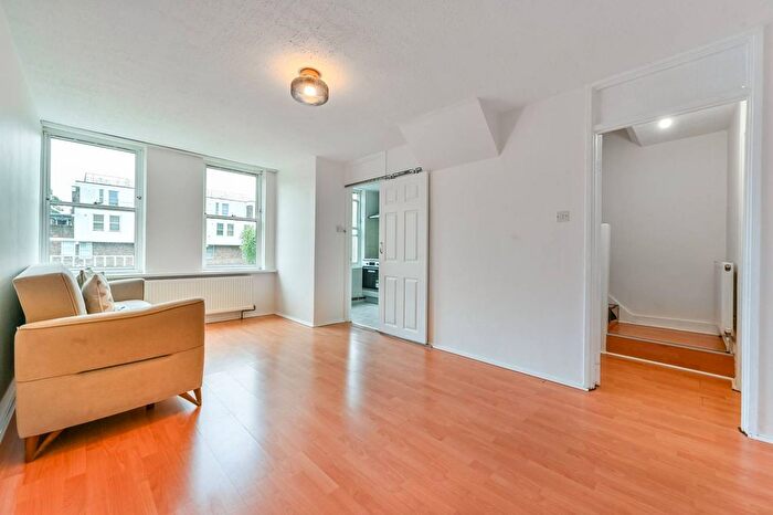 1 Bedroom Maisonette To Rent In Upper Gulland Walk, Islington, London, N1