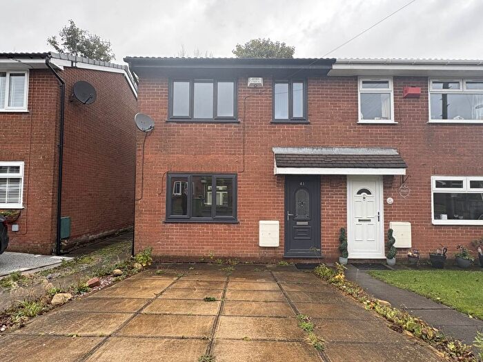 3 Bedroom Semi Detached House To Rent In Vine Close, Oldham, OL2