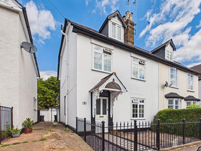 4 Bedroom Semi-Detached House For Sale In New Road, Harlow, CM17