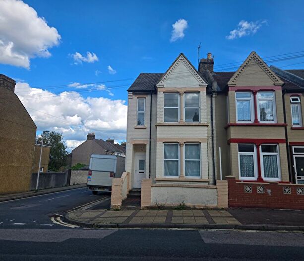 3 Bedroom End Of Terrace House To Rent In College Avenue, Gillingham, Kent, ME7