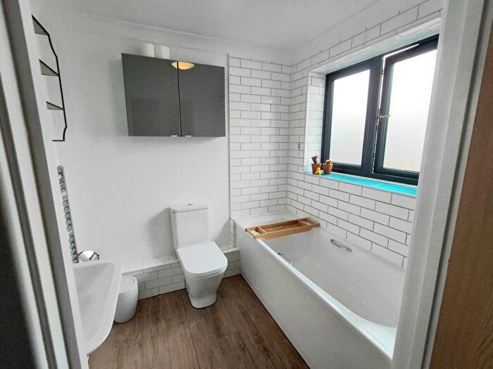 1 Bedroom Flat To Rent In Canal Walk, Southampton, Hampshire, SO14