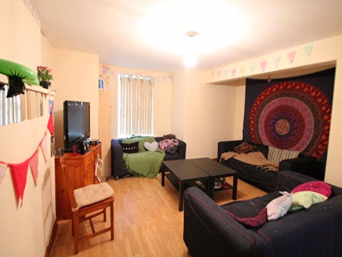 6 Bedroom House To Rent In Brudenell Road, Leeds, LS6