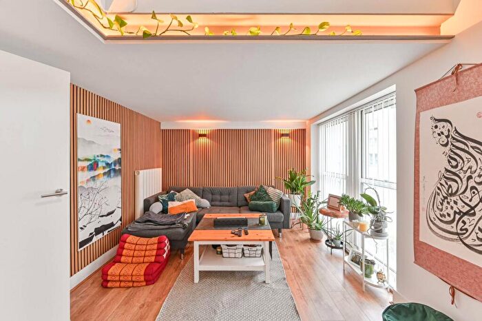 2 Bedroom Flat To Rent In Cadogan Road, Woolwich Riverside, London, SE18
