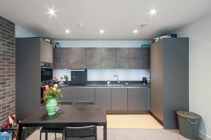 3 Bedroom Flat To Rent In White Post Lane, London, E9