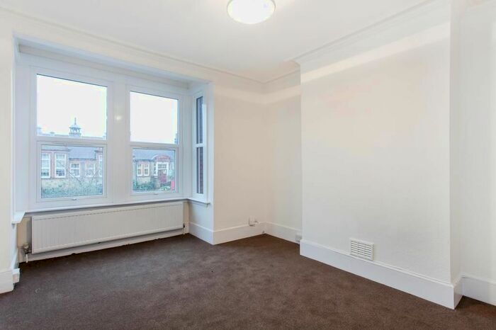 2 Bedroom Flat To Rent In Squires Lane, Finchley, London, N3