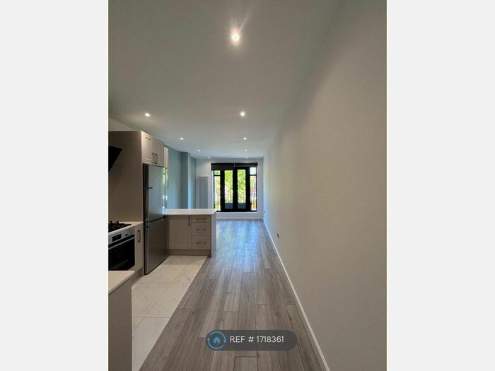 2 Bedroom Flat To Rent In Colliers Wood, London, SW19