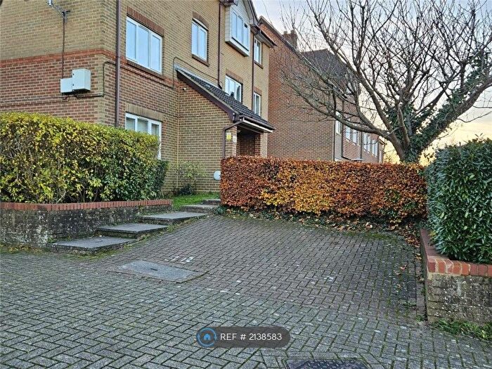 2 Bedroom Flat To Rent In Abbots Rise, Redhill, RH1