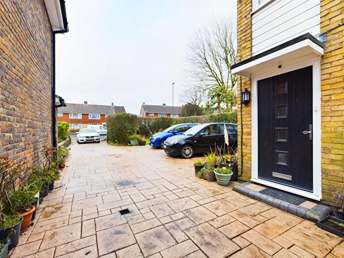4 Bedroom Detached House For Sale In Furnace Green, Crawley, RH10