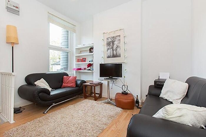 2 Bedroom Flat To Rent In Balham High Road, London, SW17