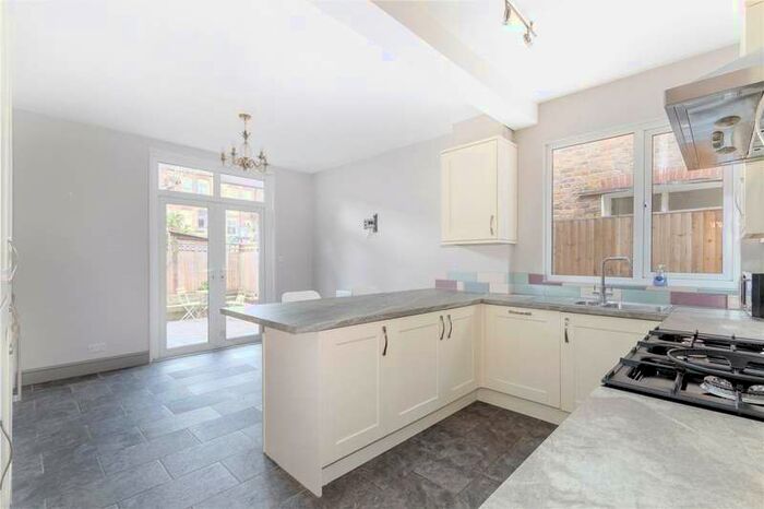 2 Bedroom Maisonette Flat To Rent In Mantilla Road, London, SW17